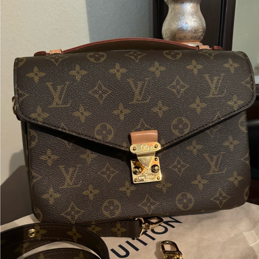 LV pochette Métis